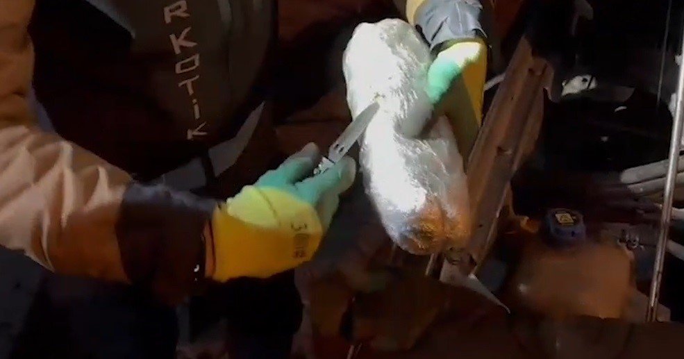 Tatvan’da araçta 1 kilo 700 gram skunk yakalandı