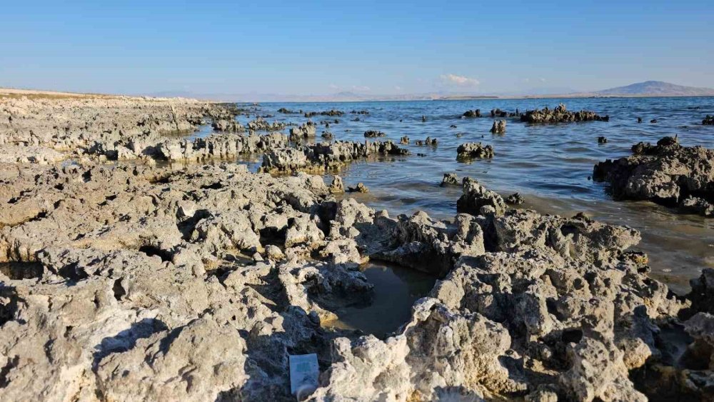 Yağışlara rağmen Van Gölü su kaybetmeyi sürdürüyor