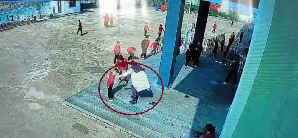 Nefes borusuna mandalina parçası kaçan öğrenciyi müdür yardımcısı kurtardı