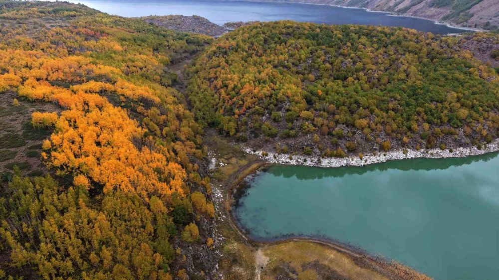 Nemrut Kalderası’nda sonbahar renkleri seyri güzel manzaralar oluşturdu