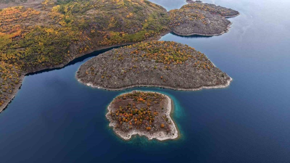 Nemrut Kalderası’nda sonbahar renkleri seyri güzel manzaralar oluşturdu