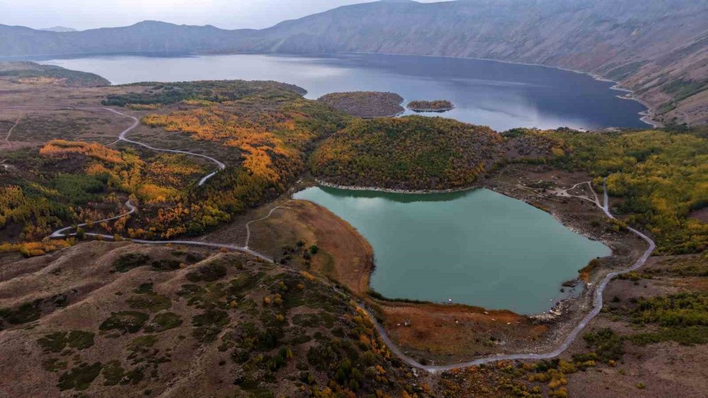 Nemrut Kalderası’nda sonbahar renkleri seyri güzel manzaralar oluşturdu