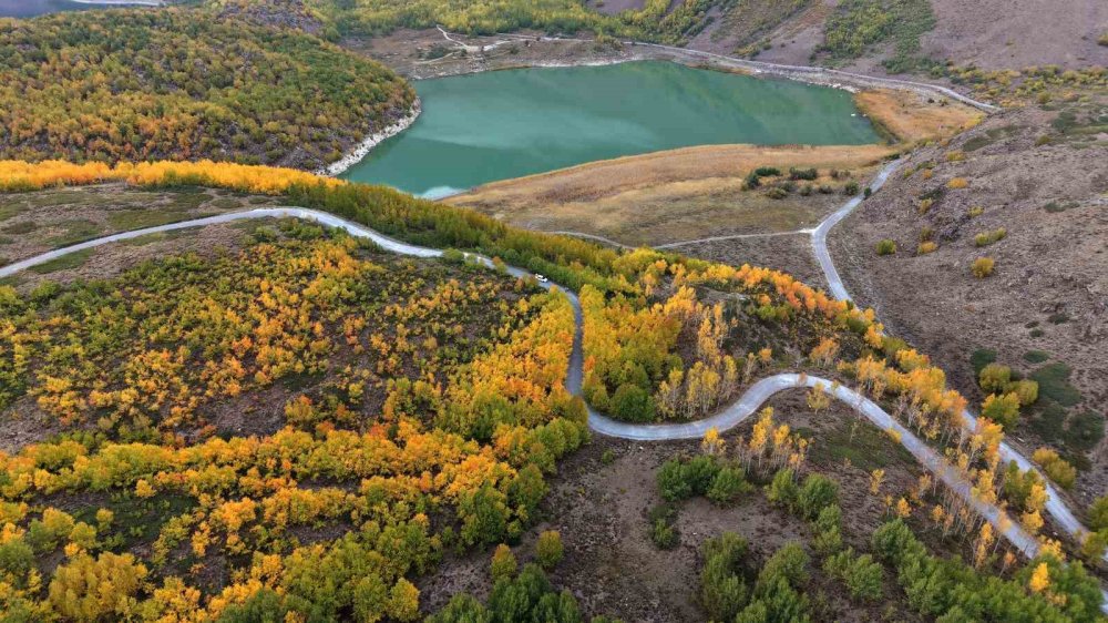 Nemrut Kalderası’nda sonbahar renkleri seyri güzel manzaralar oluşturdu