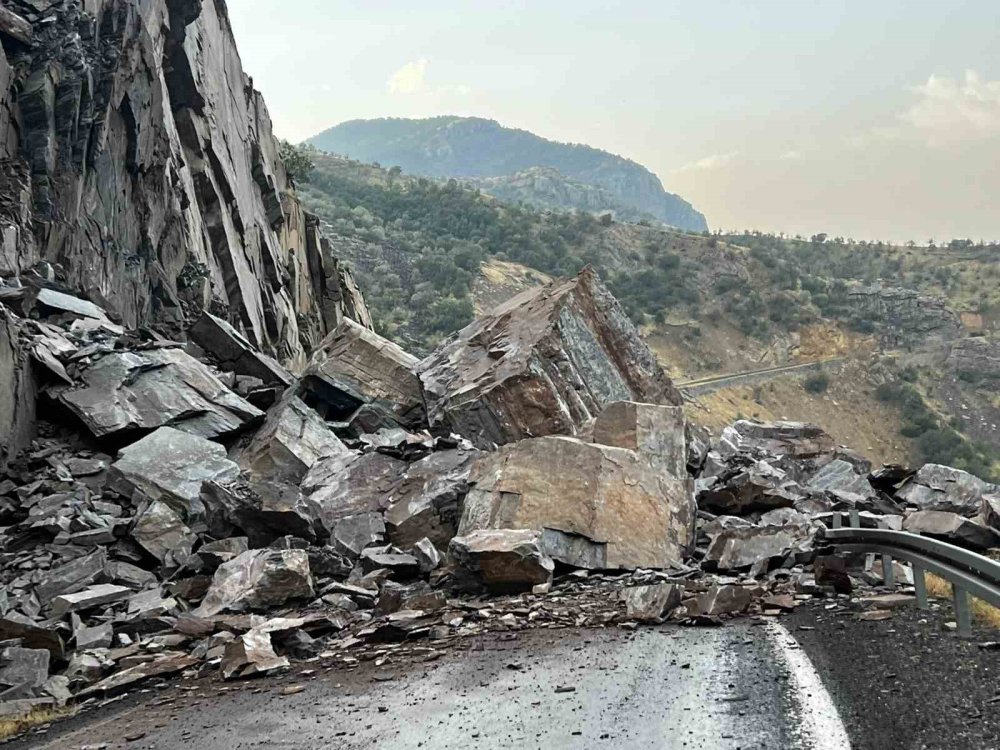 Beytüşşebap yolu, dev kayalar nedeniyle ulaşıma kapandı