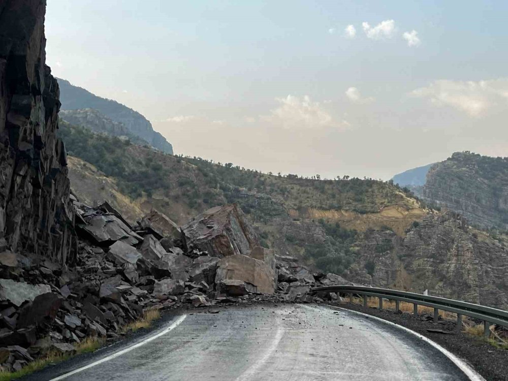 Beytüşşebap yolu, dev kayalar nedeniyle ulaşıma kapandı