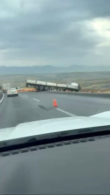 Diyarbakır’da tır yoldan çıktı: 1 kişi yaralandı