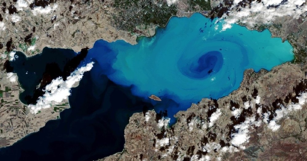 Van Gölü’nün uzaydan görünen ebru sanatı desenleri büyüledi