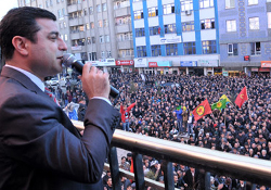 BDP Eş Genel Başkanı Demirtaş: Rojava'daki direniş Hakkari'de heyecan yarattı