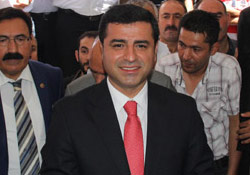 HDP'nin Cumhurbaşkanı adayı Selahattin Demirtaş Hakkari'de