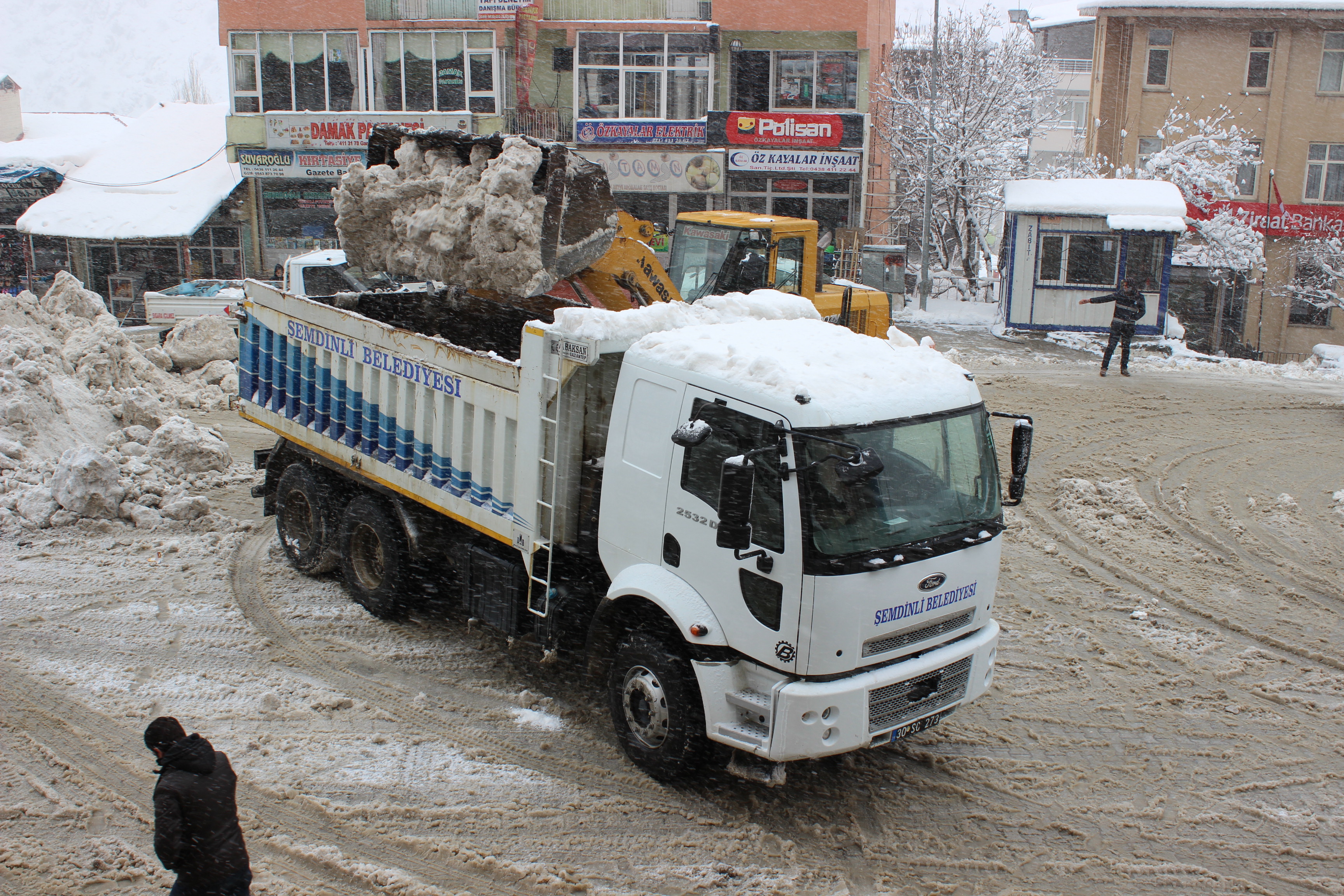 Şemdinli'de karla mücadele çalışmaları