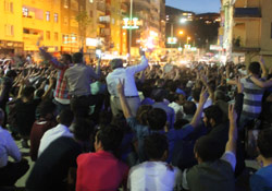 Hakkari'de kutlamalar başladı başlıklı haberin fotoğrafları