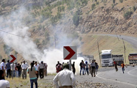 Çukurca'da 'Güvenlik yolu' gerginliği: 2 Yaralı
