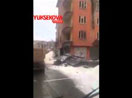 Yüksekova'da tank ve toplarla dövülen şehir merkezindeki binalar