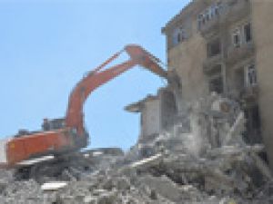 Yüksekova'da yıkım sürüyor, halk tepkili