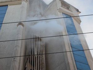 Yüksekova'da bir otelde çıkan yangından görüntüler