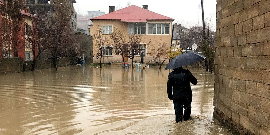 Yüksekova'da evleri su bastı