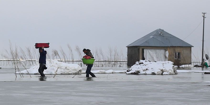Yüksekova'da Nehil deresi taştı: Evler tahliye ediliyor