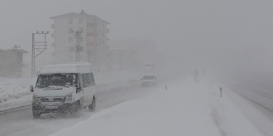 Yüksekova'da yoğun kar yağışı ve tipi