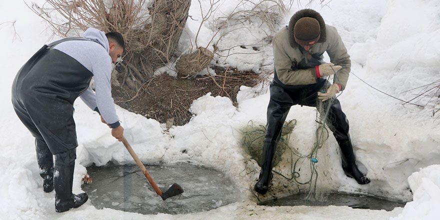 Yüksekova'nın buz tutan Nehil çayında balık avı