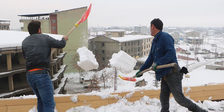 Yüksekova'da çatılarda biriken kar ekmek kapısı oldu