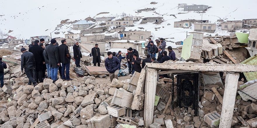 Başkale'de Depremin yıktığı köyden görüntüler