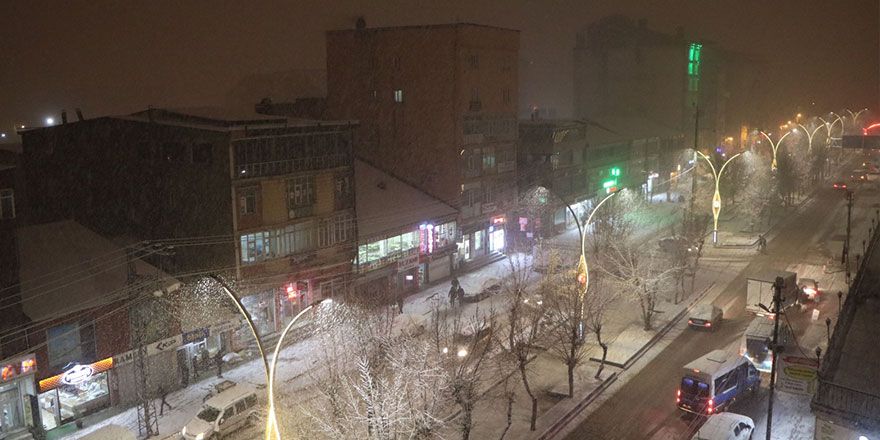 Yüksekova ilçesinde kar yağışı - 20-03-2020