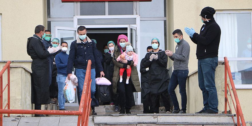 Yüksekova'da Koronavirüsü yenen 3 hasta alkışlarla taburcu edildi