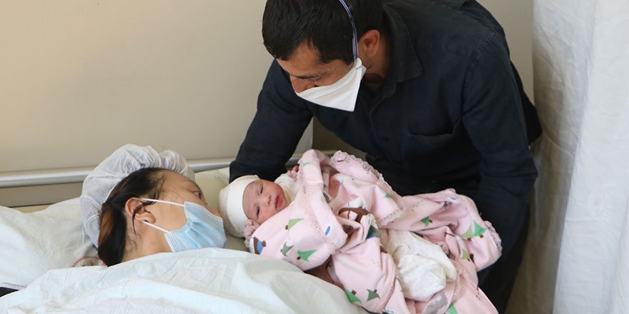 Çinli gelin bebeğini Yüksekova'da doğurdu