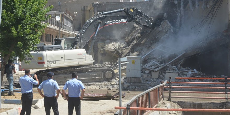 Yüksekova'daki İran pasajının yıkımına başlandı