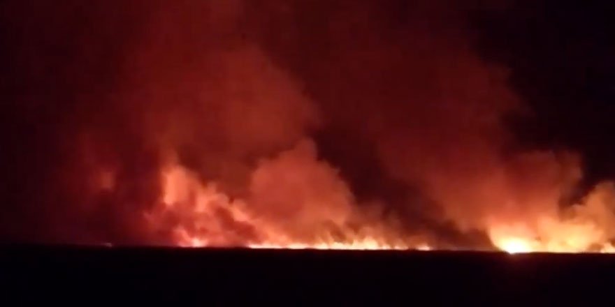 Yüksekova Nehil sazlığında anız yangını 18-10-2020 - Video