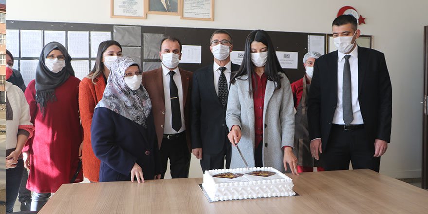Baklavacı Fuat Usta, Yüksekova'daki tüm öğretmenlere pasta ikram etti
