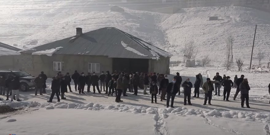 Yüksekova'da evleriyle ilgili yıkım kararı verilen vatandaşlardan tepki