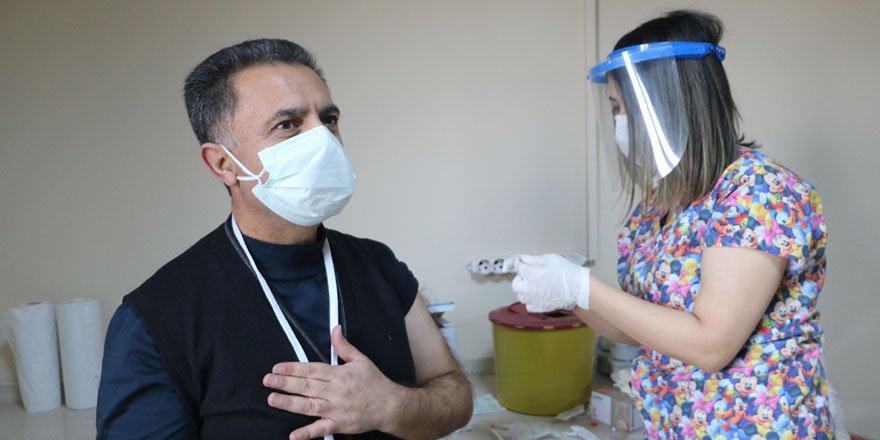 Yüksekova'da başhekim ve sağlık çalışanları aşı oldu