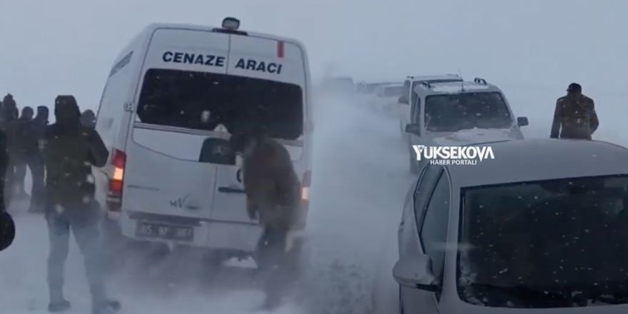 Yüksekova'da cenaze konvoyu köy yolunda mahsur kaldı