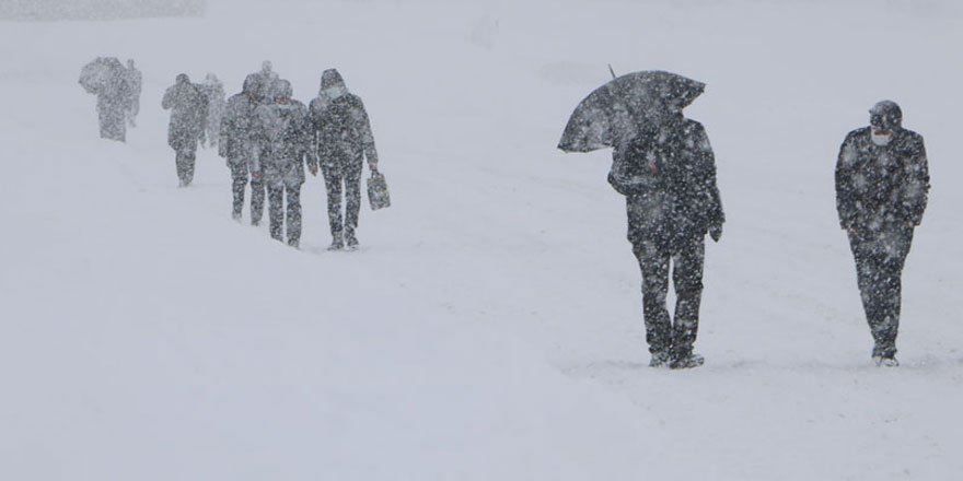 Yüksekova'da kar yağışı sonrası köy yolları kapandı - 28-01-2021