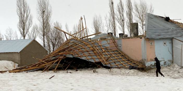 Yüksekova'da fırtına birçok evin çatısını uçurdu