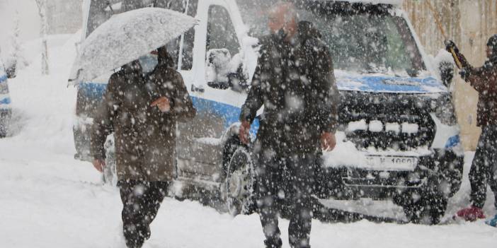 Yüksekova'da kar kalınlığı yarım metreyi aştı, 177 yerleşim biriminin yolu kapalı